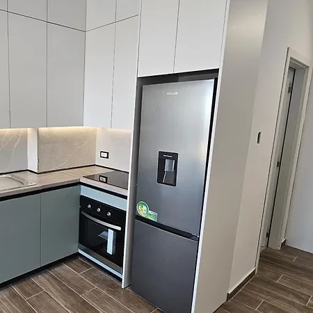 Apartment Bright Steps From The Shore