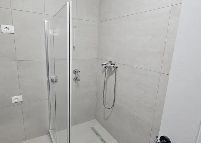 Apartment Bright Steps From The Shore *