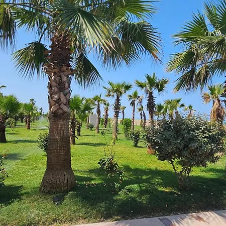 Bright Steps From The Shore Apartament