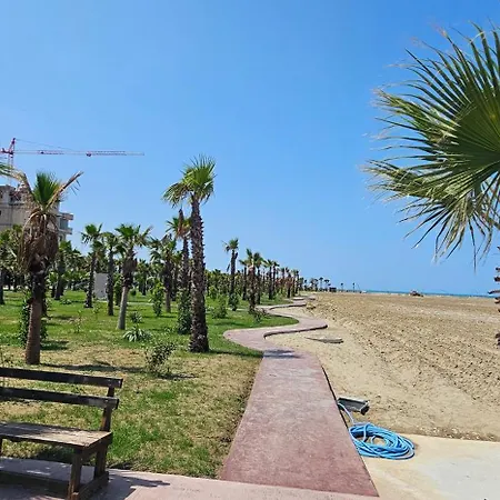 Bright Steps From The Shore Apartament