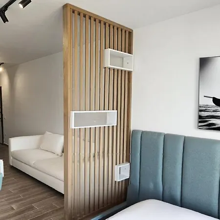 Apartment Bright Steps From The Shore *