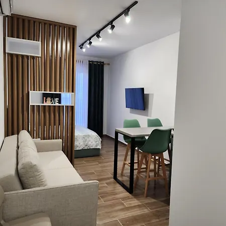 Bright Steps From The Shore شقة