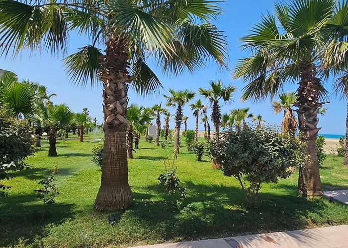 Bright Steps From The Shore 公寓