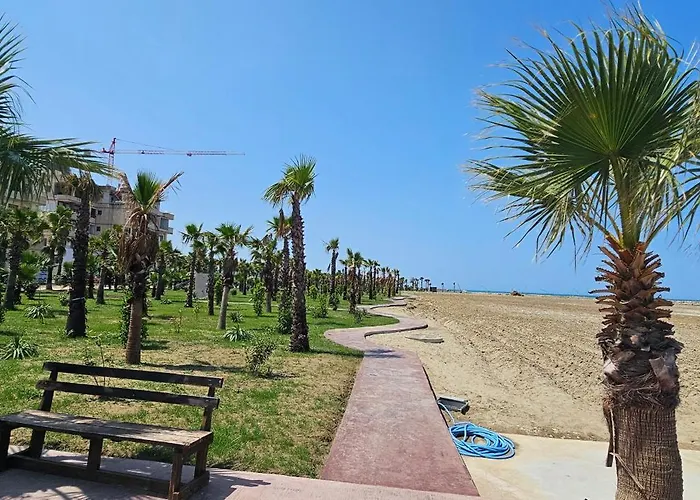 Bright Steps From The Shore شقة