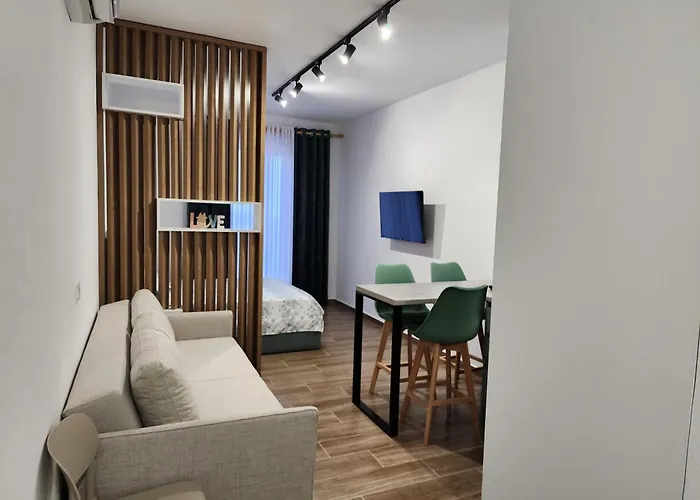 Bright Steps From The Shore شقة